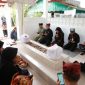 Bupati Banyuwangi Ipuk Fiestiandani bersama Forkopimda saat berziarah ke makam Bupati Banyuwangi terdahulu di Kelurahan Kepatihan, Banyuwangi.