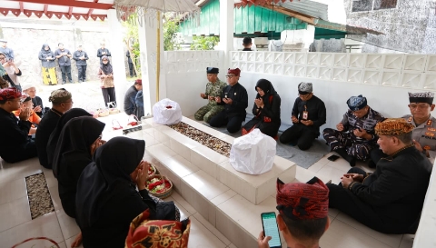 Bupati Banyuwangi Ipuk Fiestiandani bersama Forkopimda saat berziarah ke makam Bupati Banyuwangi terdahulu di Kelurahan Kepatihan, Banyuwangi.