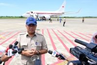 Menteri Sekretaris Negara, Prasetyo Hadi memberikan keterangannya usai mendampingi Presiden Prabowo Subianto usai meninjau tiga kabupaten terdampak bencana di Sumatra Barat, di Bandar Udara Internasional Minangkabau, pada Kamis, 18 Desember 2025. Foto: BPMI Setpres/Muchlis Jr