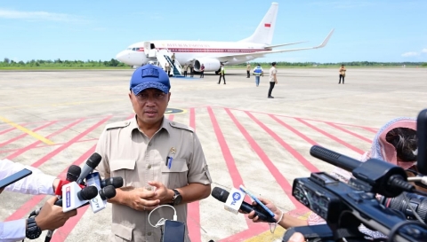 Menteri Sekretaris Negara, Prasetyo Hadi memberikan keterangannya usai mendampingi Presiden Prabowo Subianto usai meninjau tiga kabupaten terdampak bencana di Sumatra Barat, di Bandar Udara Internasional Minangkabau, pada Kamis, 18 Desember 2025. Foto: BPMI Setpres/Muchlis Jr