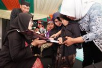 Bupati Banyuwangi Ipuk Fiestiandani menyerahkan bantuan kaki palsu kepada penyandang disabilitas dalam rangka Hari Jadi Banyuwangi ke-254, Kamis (18/12/2025).