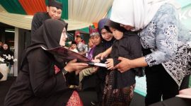 Bupati Banyuwangi Ipuk Fiestiandani menyerahkan bantuan kaki palsu kepada penyandang disabilitas dalam rangka Hari Jadi Banyuwangi ke-254, Kamis (18/12/2025).