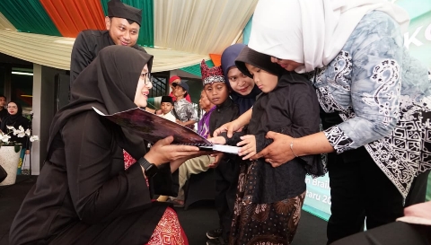 Bupati Banyuwangi Ipuk Fiestiandani menyerahkan bantuan kaki palsu kepada penyandang disabilitas dalam rangka Hari Jadi Banyuwangi ke-254, Kamis (18/12/2025).