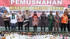 Bupati Banyuwangi Ipuk Fiestiandani bersama Kapolresta Banyuwangi Kombes Pol Rama Samtama Putra saat memusnahkan barang bukti hasil operasi cipta kondisi kamtibmas jelang Nataru, berupa 5.222 liter minuman keras serta puluhan knalpot brong.