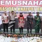 Bupati Banyuwangi Ipuk Fiestiandani bersama Kapolresta Banyuwangi Kombes Pol Rama Samtama Putra saat memusnahkan barang bukti hasil operasi cipta kondisi kamtibmas jelang Nataru, berupa 5.222 liter minuman keras serta puluhan knalpot brong.