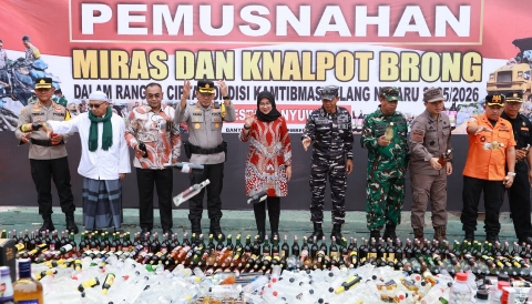 Bupati Banyuwangi Ipuk Fiestiandani bersama Kapolresta Banyuwangi Kombes Pol Rama Samtama Putra saat memusnahkan barang bukti hasil operasi cipta kondisi kamtibmas jelang Nataru, berupa 5.222 liter minuman keras serta puluhan knalpot brong.