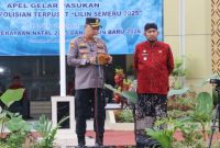 Kapolres Sumenep AKBP Rivanda, S.I.K. bersama Bupati Sumenep Achmad Fauzi Wongsojudo saat memimpin Apel Gelar Pasukan Operasi Lilin Semeru 2025 di Lapangan Tribrata Mapolres Sumenep, Jumat (19/12/2025).