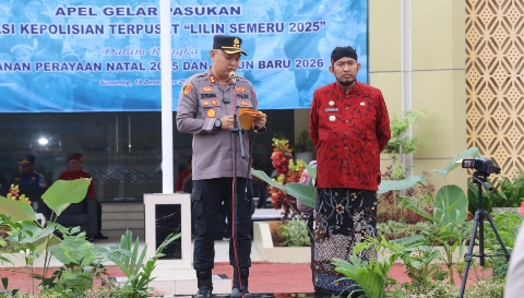 Kapolres Sumenep AKBP Rivanda, S.I.K. bersama Bupati Sumenep Achmad Fauzi Wongsojudo saat memimpin Apel Gelar Pasukan Operasi Lilin Semeru 2025 di Lapangan Tribrata Mapolres Sumenep, Jumat (19/12/2025).
