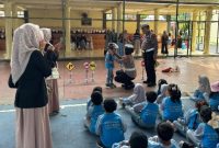 Anggota Satlantas Polres Sumenep memberikan edukasi keselamatan berlalu lintas dan menyerahkan helm kepada anak-anak dalam kegiatan Polisi Sahabat Anak di Mapolres Sumenep, Sabtu (20/10/2025).