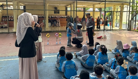 Anggota Satlantas Polres Sumenep memberikan edukasi keselamatan berlalu lintas dan menyerahkan helm kepada anak-anak dalam kegiatan Polisi Sahabat Anak di Mapolres Sumenep, Sabtu (20/10/2025).