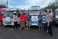 Personel Satlantas Polres Sumenep memberikan imbauan dan teguran humanis kepada sopir angkutan umum dalam kegiatan Polantas Menyapa di Mapolres Sumenep, Sabtu (20/12/2025).
