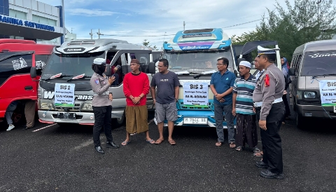 Personel Satlantas Polres Sumenep memberikan imbauan dan teguran humanis kepada sopir angkutan umum dalam kegiatan Polantas Menyapa di Mapolres Sumenep, Sabtu (20/12/2025).