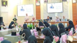 Beauty Class “Self Care Make-up Routine” yang digelar Srikandi IKA PMII Sumenep di Aula Kantor Bappeda, Sabtu (21/12/2025), dengan materi edukasi perawatan kulit dan make-up dari Fety Make-up.