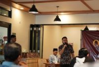 Ketua Yayasan SD Tahfidz Al-Maaher, Ustadz Ahnaf, saat memaparkan konsep pendidikan holistik berbasis Al-Qur’an dalam kegiatan Open House di Pamekasan, Minggu (21/12/2025).