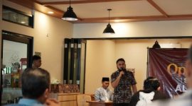 Ketua Yayasan SD Tahfidz Al-Maaher, Ustadz Ahnaf, saat memaparkan konsep pendidikan holistik berbasis Al-Qur’an dalam kegiatan Open House di Pamekasan, Minggu (21/12/2025).