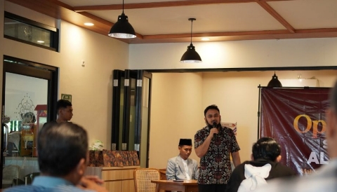 Ketua Yayasan SD Tahfidz Al-Maaher, Ustadz Ahnaf, saat memaparkan konsep pendidikan holistik berbasis Al-Qur’an dalam kegiatan Open House di Pamekasan, Minggu (21/12/2025).