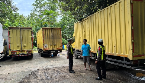 Petugas Satlantas Polres Sumenep memberikan imbauan keselamatan berlalu lintas kepada sopir truk terkait over dimensi dan over muatan dalam kegiatan Polantas Menyapa di area parkir TSI Sumenep, Senin (22/12/2025).