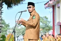 Bupati Sumenep Achmad Fauzi Wongsojudo memberikan arahan kepada pimpinan OPD dan ASN saat Apel dan Penyerahan Penghargaan SAKIP di Halaman Kantor Bupati Sumenep, Senin (22/12/2025).