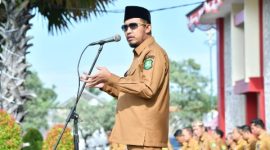 Bupati Sumenep Achmad Fauzi Wongsojudo memberikan arahan kepada pimpinan OPD dan ASN saat Apel dan Penyerahan Penghargaan SAKIP di Halaman Kantor Bupati Sumenep, Senin (22/12/2025).