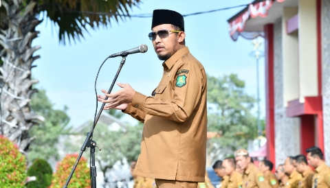Bupati Sumenep Achmad Fauzi Wongsojudo memberikan arahan kepada pimpinan OPD dan ASN saat Apel dan Penyerahan Penghargaan SAKIP di Halaman Kantor Bupati Sumenep, Senin (22/12/2025).