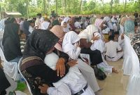 Siswa MI At-Taufiqiyah di Desa Aengbaja Raja, Bluto, Sumenep, membasuh kaki ibu mereka sebagai bentuk penghormatan dan bakti pada peringatan Hari Ibu, Senin (22/12/2025).