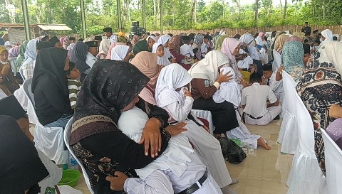 Siswa MI At-Taufiqiyah di Desa Aengbaja Raja, Bluto, Sumenep, membasuh kaki ibu mereka sebagai bentuk penghormatan dan bakti pada peringatan Hari Ibu, Senin (22/12/2025).