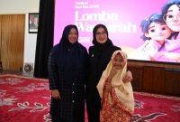 Bupati Banyuwangi Ipuk Fiestiandani memeluk pelajar finalis usai penampilan pada Festival Hari Ibu di Pendopo Sabha Swagata, Senin (22/12/2025).