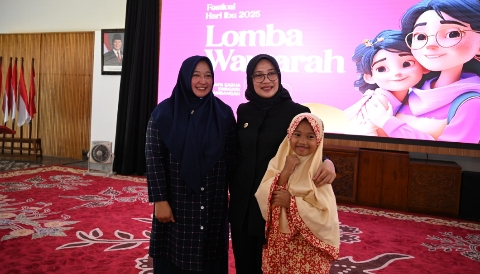 Bupati Banyuwangi Ipuk Fiestiandani memeluk pelajar finalis usai penampilan pada Festival Hari Ibu di Pendopo Sabha Swagata, Senin (22/12/2025).