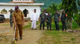 Dandim 0827/Sumenep Letkol Arm Bendi Wibisono bersama tim melakukan peninjauan dan pengukuran lokasi sasaran TMMD ke-127 TA 2026 di Dusun Karang, Desa Mandala, Kecamatan Rubaru, Senin (22/12/2025).