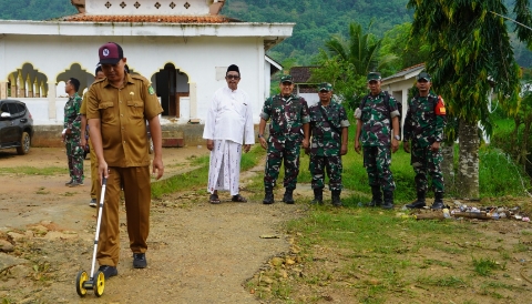 Dandim 0827/Sumenep Letkol Arm Bendi Wibisono bersama tim melakukan peninjauan dan pengukuran lokasi sasaran TMMD ke-127 TA 2026 di Dusun Karang, Desa Mandala, Kecamatan Rubaru, Senin (22/12/2025).