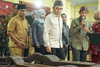 Menteri Kebudayaan RI Fadli Zon didampingi Bupati Bangkalan Lukman Hakim meninjau koleksi Museum Cakraningrat Bangkalan, Senin (22/12/2025).