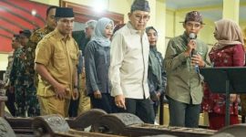Menteri Kebudayaan RI Fadli Zon didampingi Bupati Bangkalan Lukman Hakim meninjau koleksi Museum Cakraningrat Bangkalan, Senin (22/12/2025).