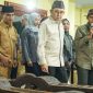 Menteri Kebudayaan RI Fadli Zon didampingi Bupati Bangkalan Lukman Hakim meninjau koleksi Museum Cakraningrat Bangkalan, Senin (22/12/2025).