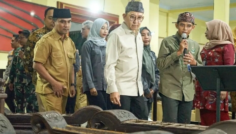 Menteri Kebudayaan RI Fadli Zon didampingi Bupati Bangkalan Lukman Hakim meninjau koleksi Museum Cakraningrat Bangkalan, Senin (22/12/2025).