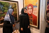 Bupati Banyuwangi Ipuk Fiestiandani meninjau karya seniman dalam pameran seni rupa “Lemere Roso” di Gedung Juang Banyuwangi, Senin (22/12/2025).
