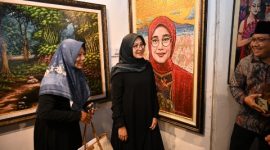 Bupati Banyuwangi Ipuk Fiestiandani meninjau karya seniman dalam pameran seni rupa “Lemere Roso” di Gedung Juang Banyuwangi, Senin (22/12/2025).

