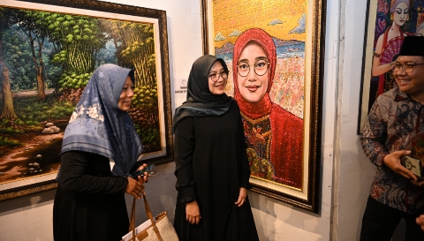 Bupati Banyuwangi Ipuk Fiestiandani meninjau karya seniman dalam pameran seni rupa “Lemere Roso” di Gedung Juang Banyuwangi, Senin (22/12/2025).
