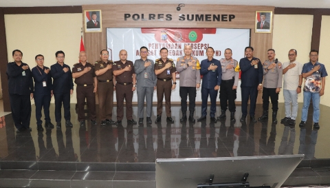 Kapolres Sumenep AKBP Rivanda, S.I.K. bersama unsur Criminal Justice System mengikuti kegiatan persamaan persepsi KUHP dan KUHAP di Aula Sanika Satyawada Polres Sumenep, Selasa (23/12/2025).