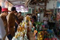 Tim Pengendalian Inflasi Daerah (TPID) Kabupaten Sumenep bersama BPS melakukan pemantauan harga dan ketersediaan bahan pokok di Pasar Anom Sumenep menjelang Natal dan Tahun Baru 2026.