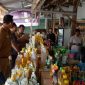 Tim Pengendalian Inflasi Daerah (TPID) Kabupaten Sumenep bersama BPS melakukan pemantauan harga dan ketersediaan bahan pokok di Pasar Anom Sumenep menjelang Natal dan Tahun Baru 2026.