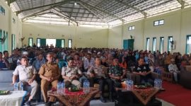 Penyerahan sertifikat Program Redistribusi Tanah Tahun 2025 kepada warga Dusun Sukosari dan Dusun Sukorejo, Desa Pundungsari, Kecamatan Tempursari, Kabupaten Lumajang.