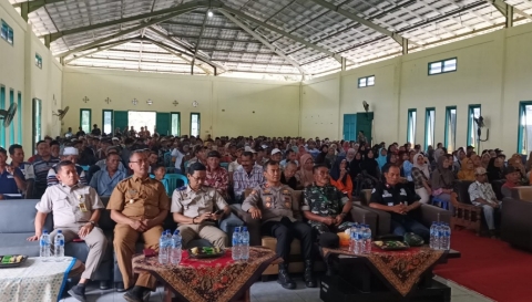 Penyerahan sertifikat Program Redistribusi Tanah Tahun 2025 kepada warga Dusun Sukosari dan Dusun Sukorejo, Desa Pundungsari, Kecamatan Tempursari, Kabupaten Lumajang.