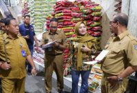 Tim gabungan Pemkot Surabaya, TPID, dan Satgas Pangan Kepolisian melakukan pemantauan harga dan ketersediaan bahan pangan di pasar tradisional dan toko modern.