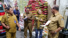 Tim gabungan Pemkot Surabaya, TPID, dan Satgas Pangan Kepolisian melakukan pemantauan harga dan ketersediaan bahan pangan di pasar tradisional dan toko modern.