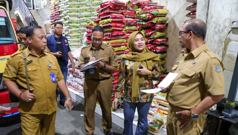 Tim gabungan Pemkot Surabaya, TPID, dan Satgas Pangan Kepolisian melakukan pemantauan harga dan ketersediaan bahan pangan di pasar tradisional dan toko modern.