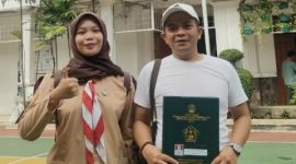  H. Eef Supriadi, yang pada hari ini hadir secara langsung menjemput rapor sang putri tercinta di sekolah. Rabu (24/12/2025).