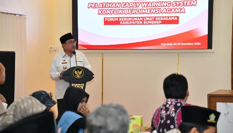 Wakil Bupati Sumenep KH. Imam Hasyim saat memberikan sambutan pada kegiatan Safari Kerukunan di Aula Bappeda Sumenep.