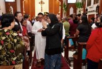 Bupati Banyuwangi Ipuk Fiestiandani bersama Forkopimda menyapa jemaat saat patroli malam Natal di sejumlah gereja, Rabu (24/12/2025).