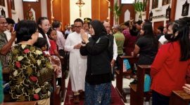 Bupati Banyuwangi Ipuk Fiestiandani bersama Forkopimda menyapa jemaat saat patroli malam Natal di sejumlah gereja, Rabu (24/12/2025).