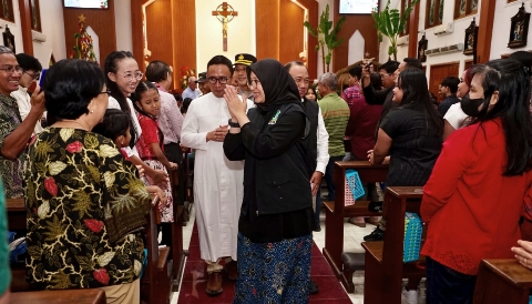 Bupati Banyuwangi Ipuk Fiestiandani bersama Forkopimda menyapa jemaat saat patroli malam Natal di sejumlah gereja, Rabu (24/12/2025).